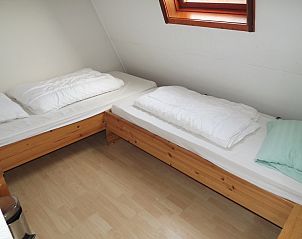Doppelzimmer mit Holzbetten im Ferienhaus Gortersmient 260, De Dennen, Texel, fr zustzlichen Komfort.