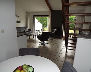 Sitzecke mit Blick auf die Terrasse im Ferienhaus Gortersmient 260, De Dennen, Texel, ideal zum Entspannen.