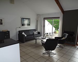 Modernes Wohnzimmer mit Zugang zur Terrasse im Ferienhaus Gortersmient 260, De Dennen, Texel.