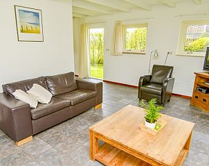 Comfortabele zitruimte in vakantiehuis Turel, De Dennen, Texel met tuinzicht.