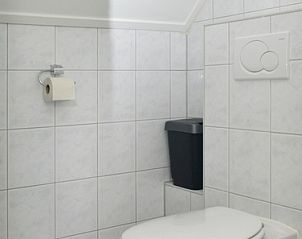 Moderne toiletruimte in vakantiehuis Turel, De Dennen, Texel.