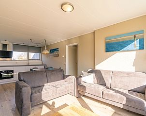 Stilvolles Wohnzimmer im Ferienhaus De Parel 166, Bungalowpark De Parel, Texel. Raum fr Entspannung und Gemtlichkeit.