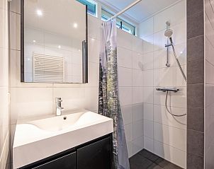 Dusche und Waschbecken im Ferienhaus De Parel 166, Texel. Komfortables und modernes Badezimmer im Bungalowpark De Parel.