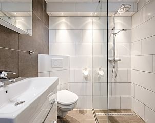 Moderne badkamer in Vakantiehuis Gortersmient 302, De Dennen, Texel.