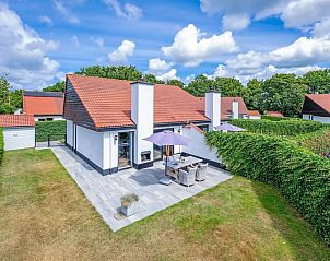 Rustige tuin van Vakantiehuis Gortersmient 302 in De Dennen, Texel.