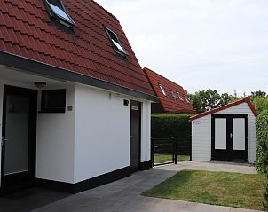 Voordeur en schuurtje van Vakantiehuis Gortersmient 302, De Dennen, Texel.