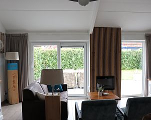 Lichte woonkamer in Vakantiehuis Gortersmient 302, De Dennen, Texel.