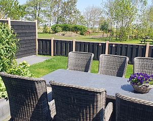 Terras van Helianthus vakantiehuis in De Dennen Texel met comfortabele zitplaatsen en groene omgeving.