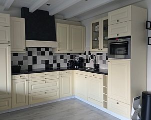 Moderne keuken in Helianthus vakantiehuis De Dennen Texel, volledig uitgerust voor een comfortabel verblijf.