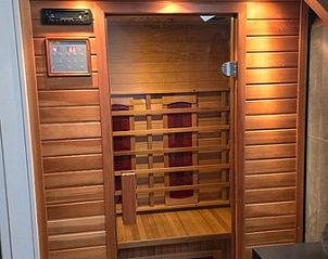 Infraroodsauna in Helianthus vakantiehuis De Dennen Texel voor ultieme ontspanning tijdens uw verblijf.