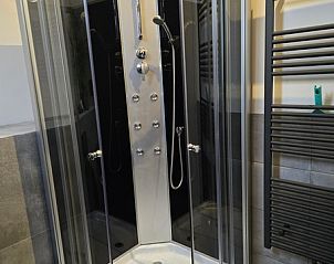 Douchecabine in Helianthus vakantiehuis De Dennen Texel met regendouche voor een luxe ervaring.