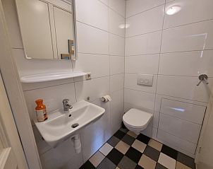 Modernes Badezimmer im Ferienhaus Boszicht in De Dennen Texel mit schlichten weien Fliesen.