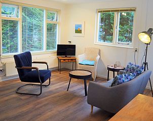 Lichte woonkamer in Duinpieper vakantiehuis, De Dennen, Texel met modern interieur.