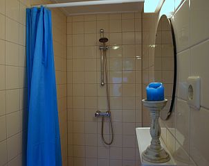 Moderne douche in Duinpieper vakantiehuis, De Dennen, Texel met blauwe accenten.