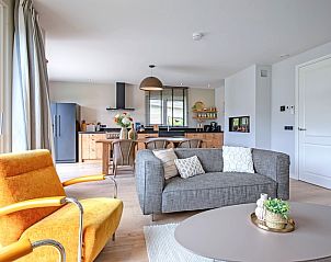 Gemtliches Wohnzimmer und Kche im Bungalowpark 't Hoogelandt - De Scholekster, De Dennen, Texel.