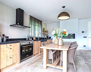 Gerumige Kche mit Esstisch im Bungalowpark 't Hoogelandt - De Scholekster, De Dennen, Texel.