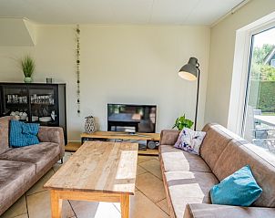 Gezellige woonkamer van Vakantiehuis 't Hoogelandt 134 in De Dennen, Texel met comfortabele banken.