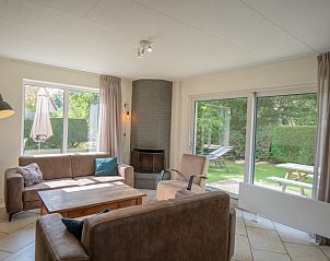 Ruime zithoek met open haard in Vakantiehuis 't Hoogelandt 134, De Dennen, Texel voor gezellige avonden.