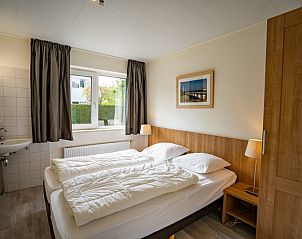 Comfortabele slaapkamer in Vakantiehuis 't Hoogelandt 134, De Dennen, Texel met tweepersoonsbed.