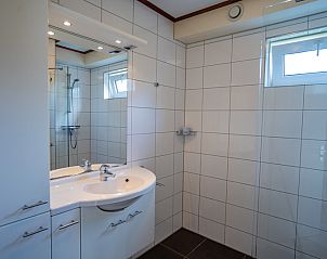 Moderne badkamer in Vakantiehuis 't Hoogelandt 134, De Dennen, Texel met ruime douche.