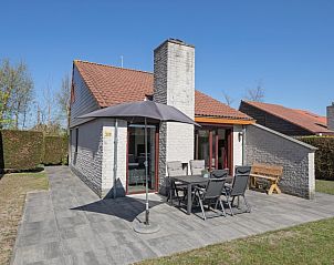 Vakantiehuis Gortersmient 328 in De Dennen, Texel met ruime buitenruimte en tuinmeubilair.
