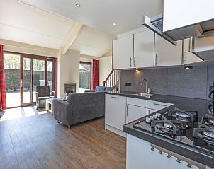 Gezellige woonkamer in Vakantiehuis Gortersmient 328, De Dennen, Texel met open keuken en veel licht.