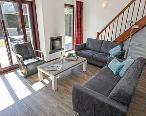 Comfortabele zithoek in Vakantiehuis Gortersmient 328, De Dennen, Texel met uitzicht op de tuin.