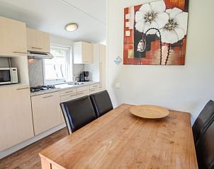 Gerumiges Wohnzimmer im Ferienpark De Koorn-aar Typ E, De Dennen, Texel mit gemtlicher Sitzecke und viel Tageslicht.