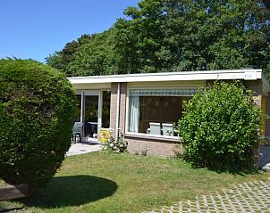 Bungalow Verste Coogh 140 in De Dennen, Texel met groene tuin en zonnige buitenruimte.