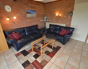 Stijlvolle zithoek in Bungalow Verste Coogh 140, De Dennen, Texel met moderne inrichting.