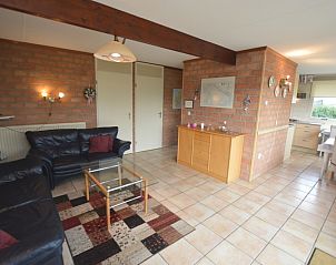 Open woonruimte in Bungalow Verste Coogh 140, De Dennen, Texel met zicht op keuken en eetgedeelte.