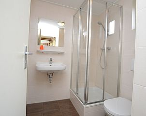 Moderne badkamer in Bungalow Verste Coogh 140, De Dennen, Texel met douchecabine.