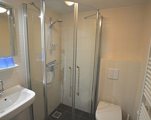 Tweede badkamer in Bungalow Verste Coogh 140, De Dennen, Texel met luxe douchefaciliteiten.