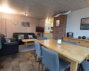 Gemtliches Wohnzimmer des Ferienhauses Tempelierweg 37 in De Dennen, Texel mit Essecke.