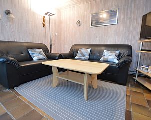 Elegante Sitzecke im Ferienhaus Tempelierweg 37, De Dennen, Texel mit Ledersofas.