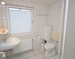 Modernes Badezimmer im Ferienhaus Tempelierweg 37, De Dennen, Texel mit groer Dusche.