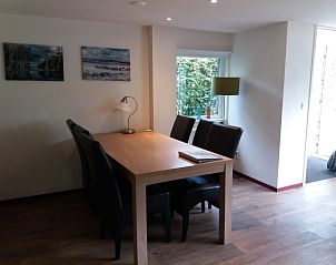 Essecke in Bollenveld - the Iris holiday home, De Dennen, Texel mit groem Tisch und Ledersthlen fr gemtliche Abendessen.