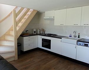 Moderne Kche im Ferienhaus Bollenveld - de Iris, De Dennen, Texel mit Treppe zum Obergeschoss.