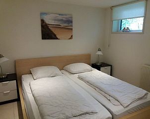 Hauptschlafzimmer im Ferienhaus Bollenveld - de Iris, De Dennen, Texel mit bequemem Doppelbett.