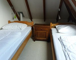 Gemtliches Mansardenzimmer mit zwei Einzelbetten in Bollenveld - de Iris, Ferienhaus De Dennen, Texel.