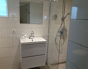 Stilvolles Badezimmer mit Dusche in Bollenveld - das Iris-Ferienhaus, De Dennen, Texel fr einen entspannten Aufenthalt.