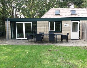 Terrasse des Ferienhauses Bollenveld - de Tulp in De Dennen, Texel mit bequemen Sitzgelegenheiten.