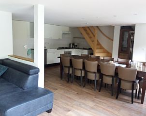 Gemtlicher Innenbereich des Ferienhauses Bollenveld - de Tulp in De Dennen, Texel mit Ess- und Sitzecke.