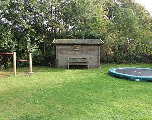 Spielplatz und Schuppen im Garten des Ferienhauses Bollenveld - de Tulp, De Dennen, Texel.