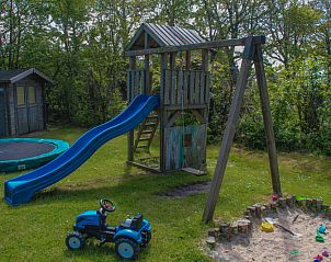 Spielplatz mit Sandkasten und Trampolin im Ferienhaus Bollenveld - de Tulp, De Dennen, Texel.