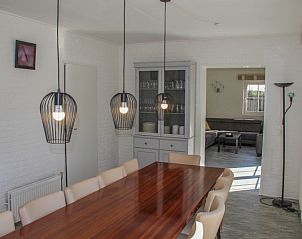 Stilvolles Esszimmer im Ferienhaus Ekster, De Dennen, Texel mit groem Esstisch fr gemtliche Mahlzeiten auf den Watteninseln.