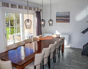 Gerumiges Esszimmer mit Gartenblick im Ferienhaus Ekster, De Dennen, Texel, ideal fr gemtliche Abendessen auf den Watteninseln.