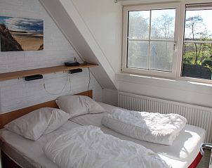 Gemtliches Schlafzimmer mit Aussicht im Ferienhaus Ekster, De Dennen, Texel, ideal fr einen entspannten Aufenthalt auf den Watteninseln.