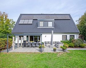Ferienhaus de Witte Parel im Bungalowpark De Parel, Texel, mit sonniger Terrasse und grner Umgebung in De Dennen, Watteninseln.