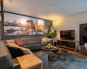 Gemtliches Wohnzimmer im Ferienhaus De Witte Parel, Bungalowpark De Parel, Texel. Gemtliche Sitzecke mit Kunst an der Wand in De Dennen.